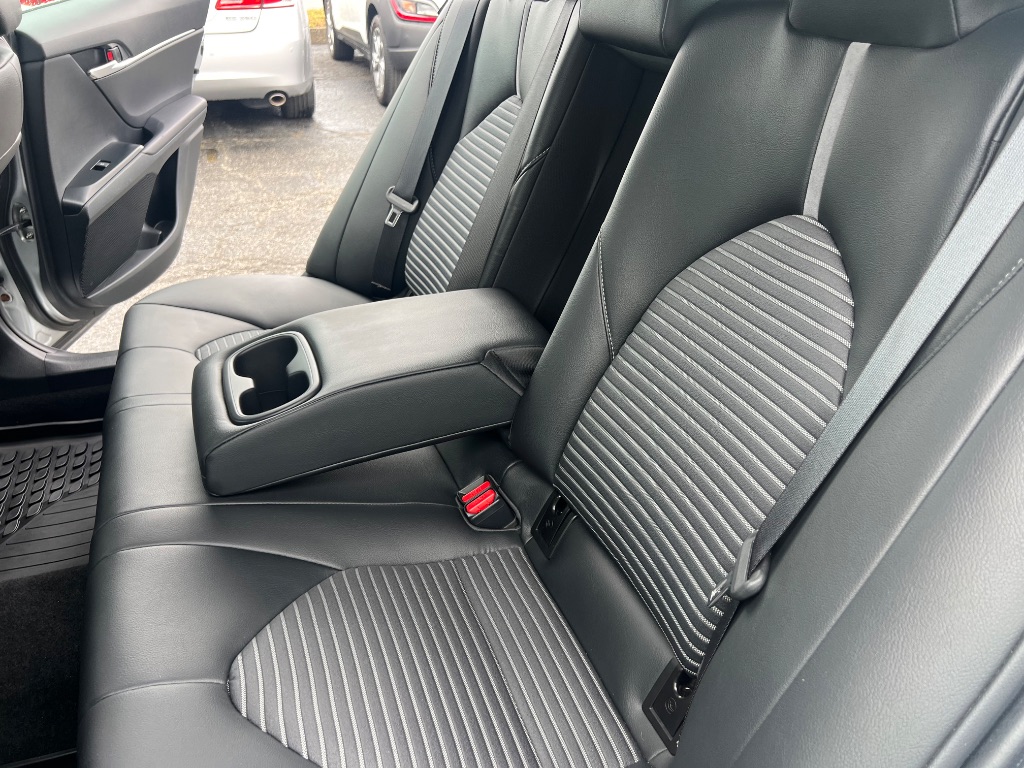 2018 Toyota Camry SE - Photo 19