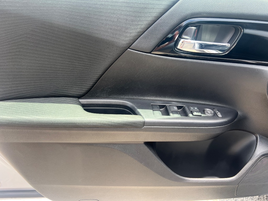 2017 Honda Accord LX - Photo 16