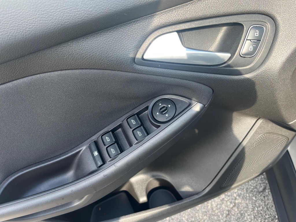 2016 Ford Focus SE - Photo 23