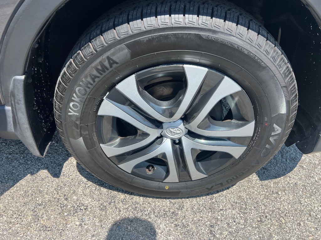 2017 Toyota RAV4 LE - Photo 30