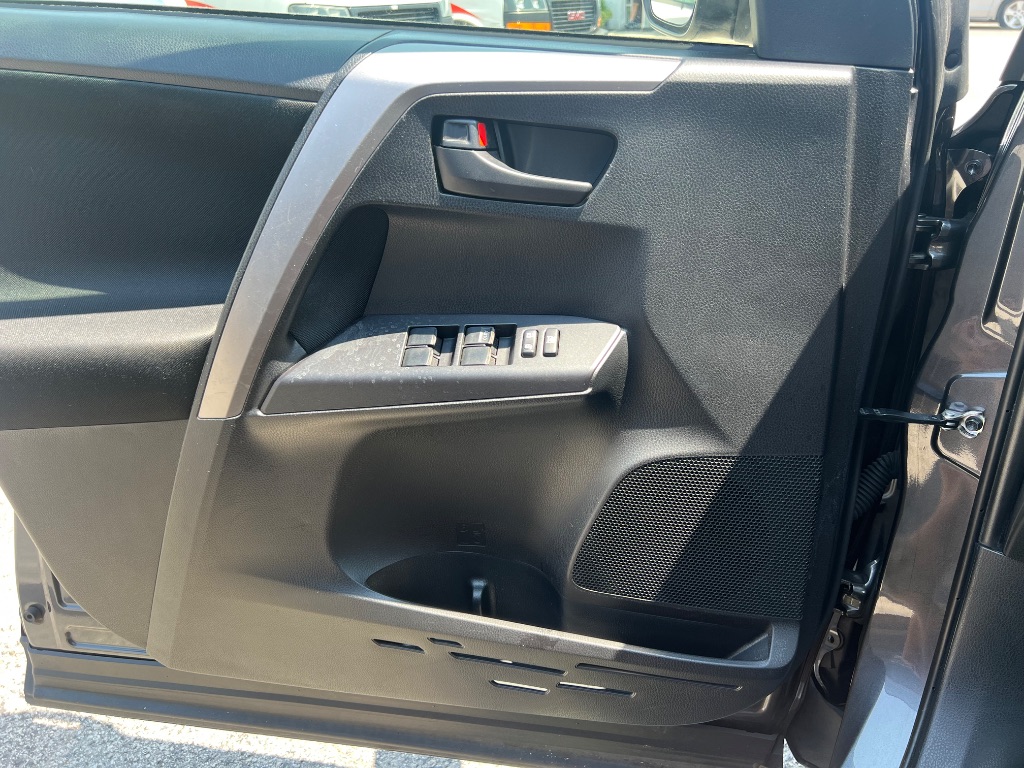 2017 Toyota RAV4 LE - Photo 17