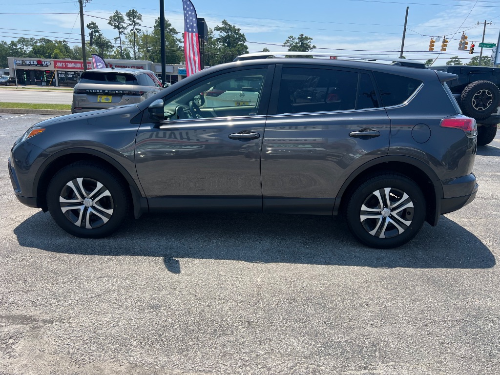 2017 Toyota RAV4 LE - Photo 6
