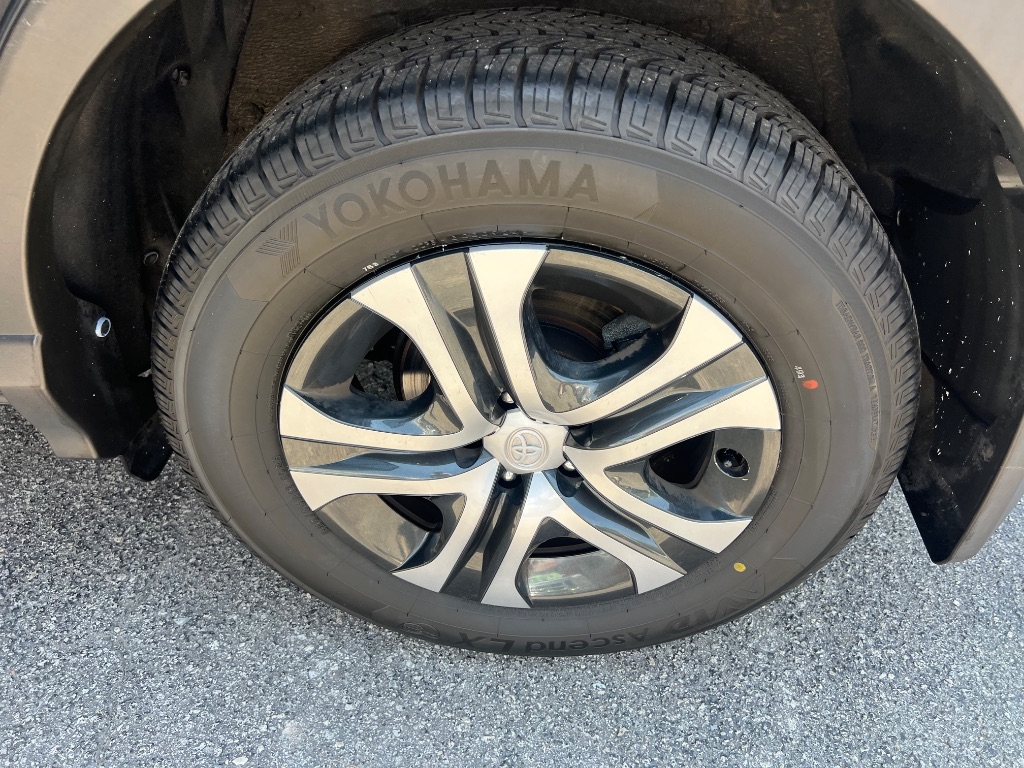 2017 Toyota RAV4 LE - Photo 32