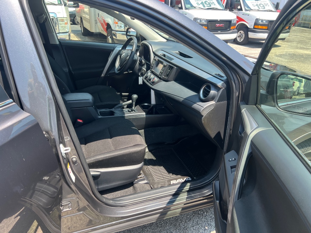 2017 Toyota RAV4 LE - Photo 9
