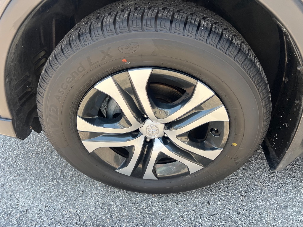 2017 Toyota RAV4 LE - Photo 33