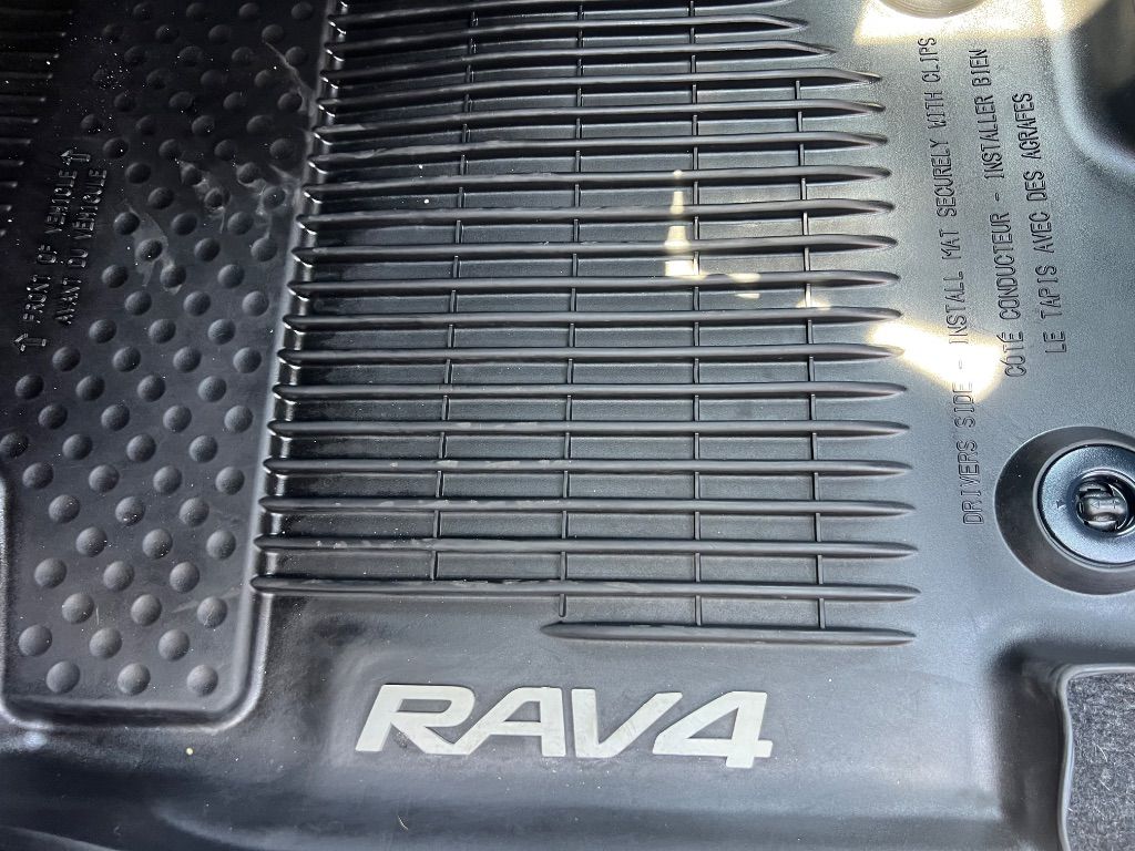2017 Toyota RAV4 LE - Photo 34