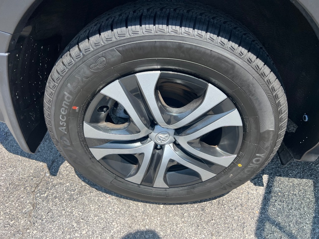 2017 Toyota RAV4 LE - Photo 31